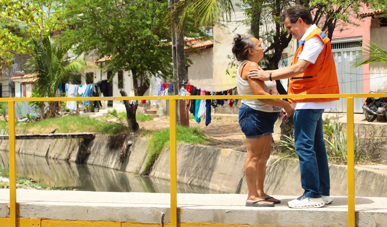 prefeito Evandro cumprimenta uma moradora do Lagamar em uma ponte